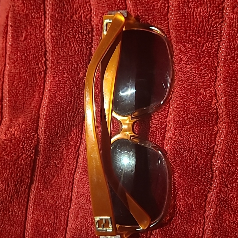 Authentic Fendi red sunglasses - Picture 5 of 5